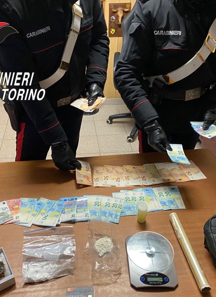 droga sequestrata su un tavolo