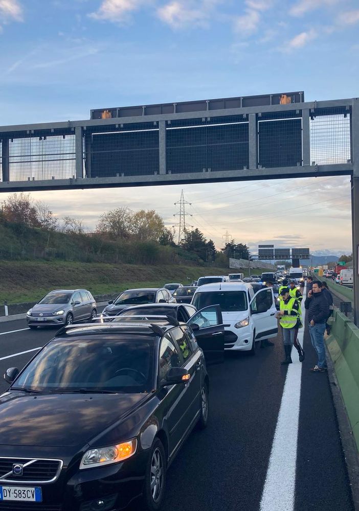 Tangenziale da incubo: incidente a Collegno, traffico in tilt