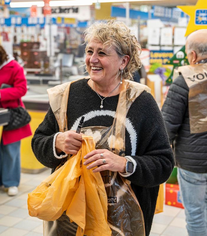 donna al supermercato