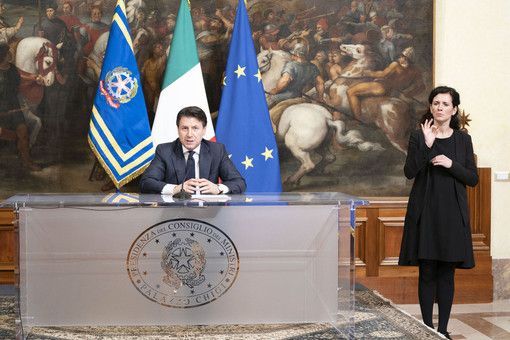 Nuovo Dpcm: misure severe su assembramenti, da movida a sagre e spiagge. Mascherina sempre obbligatoria al chiuso