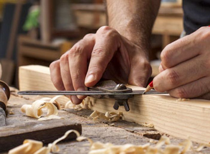 artigiano al lavoro sul legno