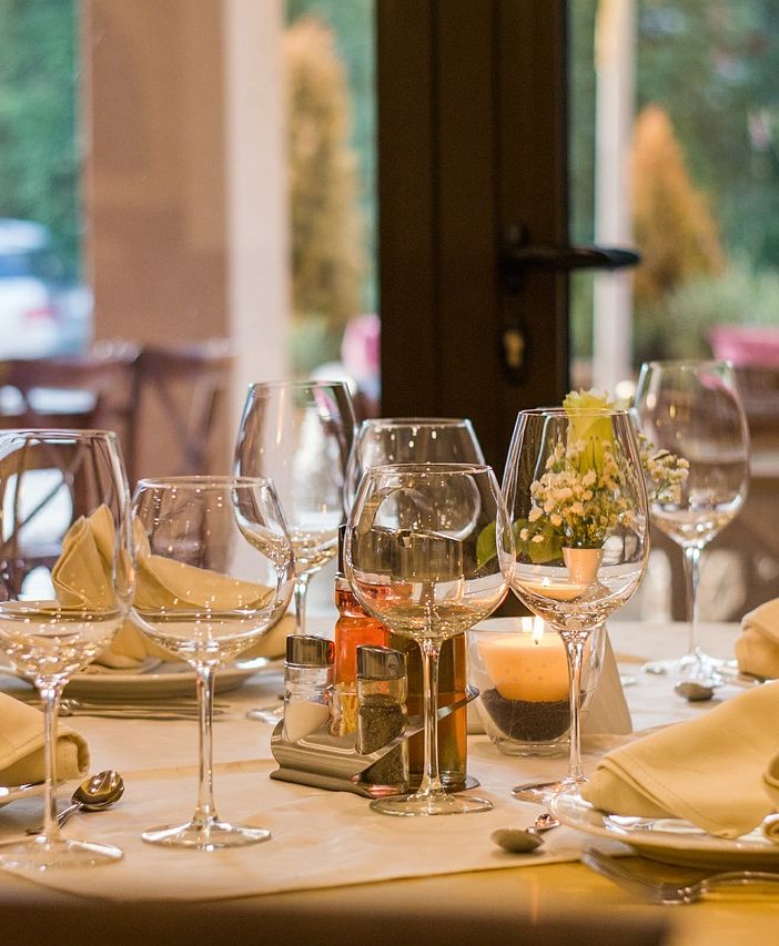 tavolo di ristorante imbandito