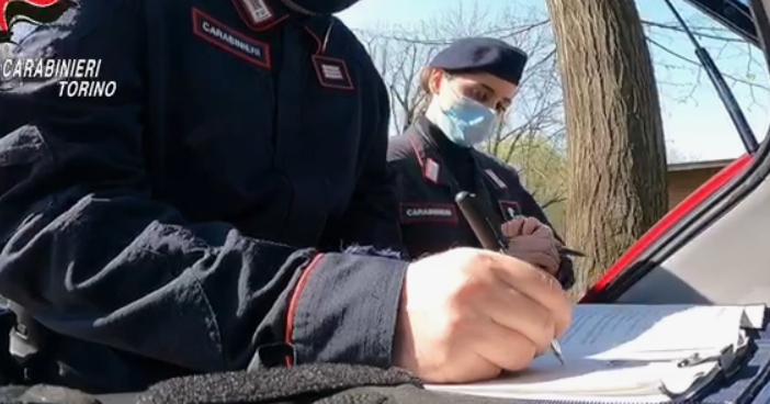 carabinieri compilano un verbale