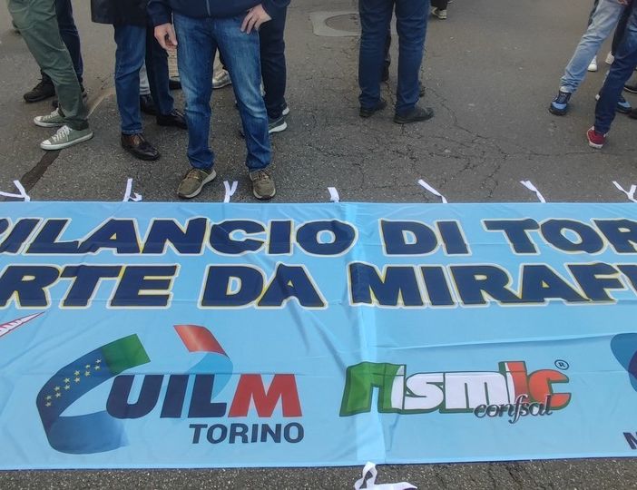 Torino fa la storia: in migliaia in piazza per chiedere che Mirafiori abbia un futuro