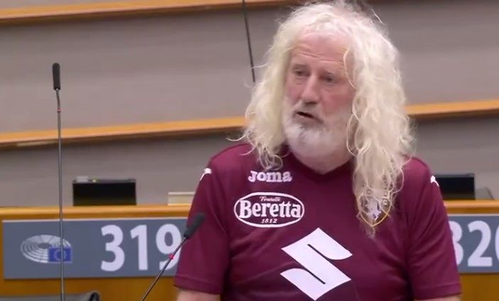 &quot;Forza Toro, Juve m.&quot; grida il deputato irlandese Wallace a Bruxelles