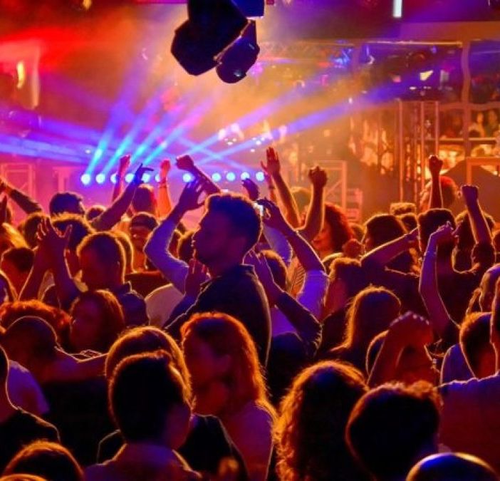 Discoteca piena di gente