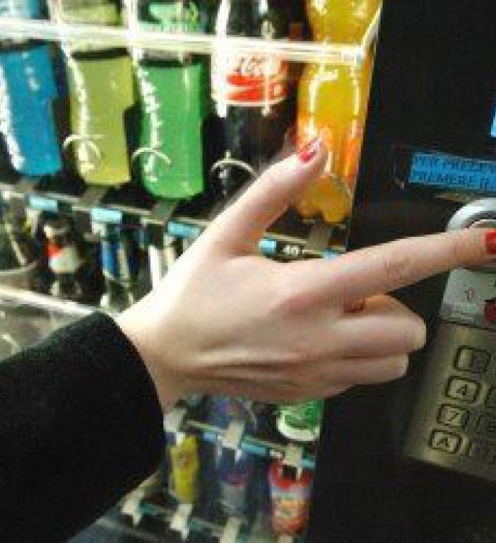 distributore automatico con mano che seleziona prodotto distributore automatico con mano che seleziona prodotto
