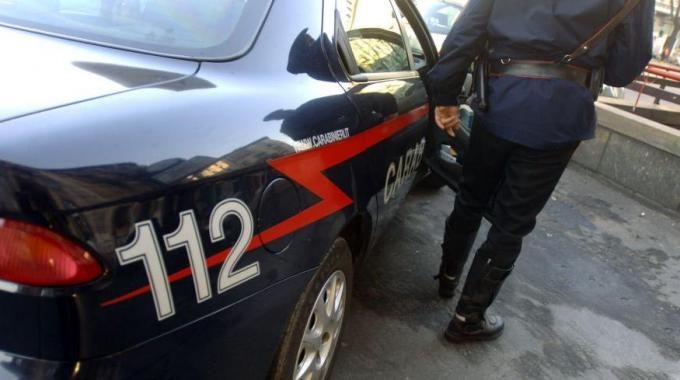 Cammina al centro di via Primo Maggio a Luserna San Giovanni e poi si scaglia contro un’auto
