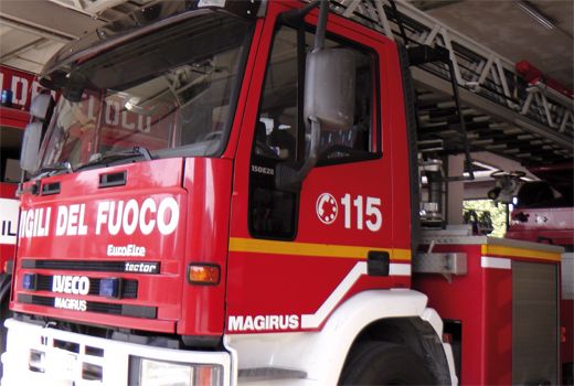 Si staccano dei pezzi di intonaco da un'abitazione a Barge, colpito un passante