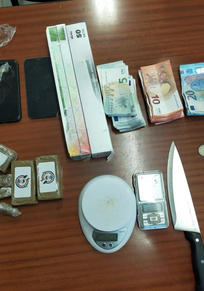materiale sequestrato su un tavolo