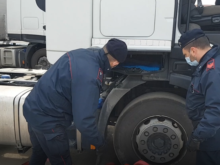 carabinieri perquisiscono un tir