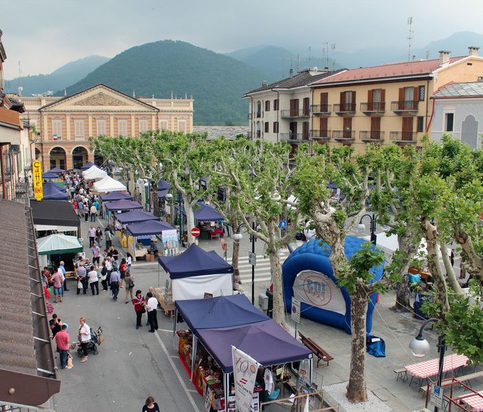 Festa di piazza con stand e bancarelle a Dronero