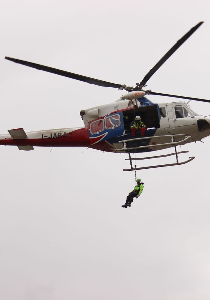 Parapendio cade sul Colle Azzarà: il pilota recuperato dall'elisoccorso del Cnsas