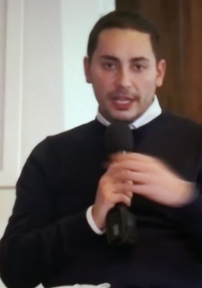 Presentazione con persone sedute a semicerchio