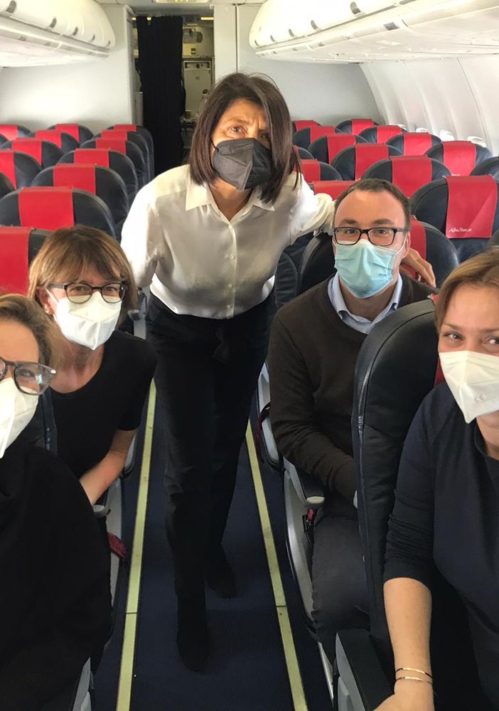 Persone sedute a bordo di un aereo