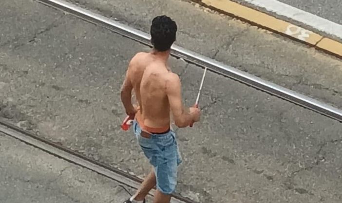 Armato di machete, minaccia i clienti di un negozio a Nichelino: arrestato (foto di archivio)