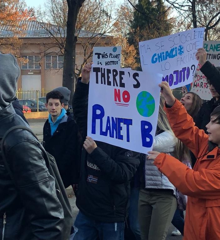 A Pinerolo gli studenti scioperano per il quarto strike globale di Fridays For Future: “Dobbiamo agire ora!”  [FOTO]