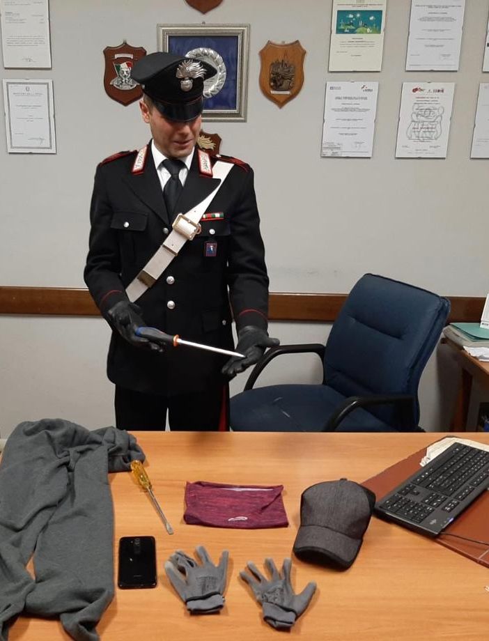 Cumiana, tre sospetti a bordo di un'auto fermati dai carabinieri: due scappano e uno denunciato
