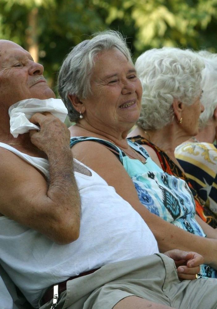 Persone anziane accaldate su una panchina
