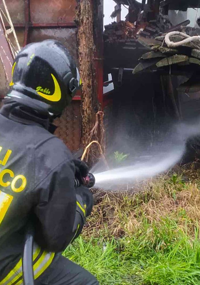 Maneggio in fiamme a Campiglione Fenile, intervengono i vigili del fuoco