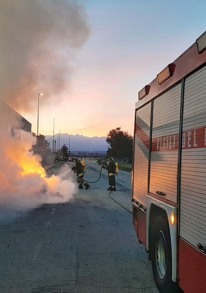 A fuoco un'auto nella zona industriale di Volvera, nessuna persona coinvolta