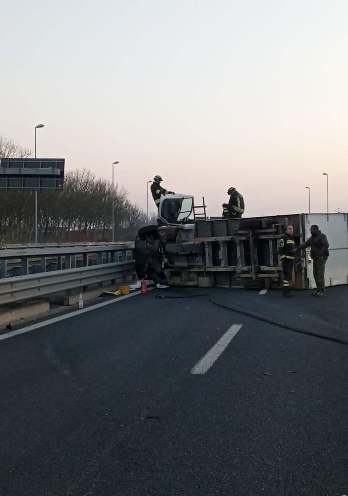 Mezzo pesante si ribalta sul raccordo Torino-Pinerolo: traffico paralizzato