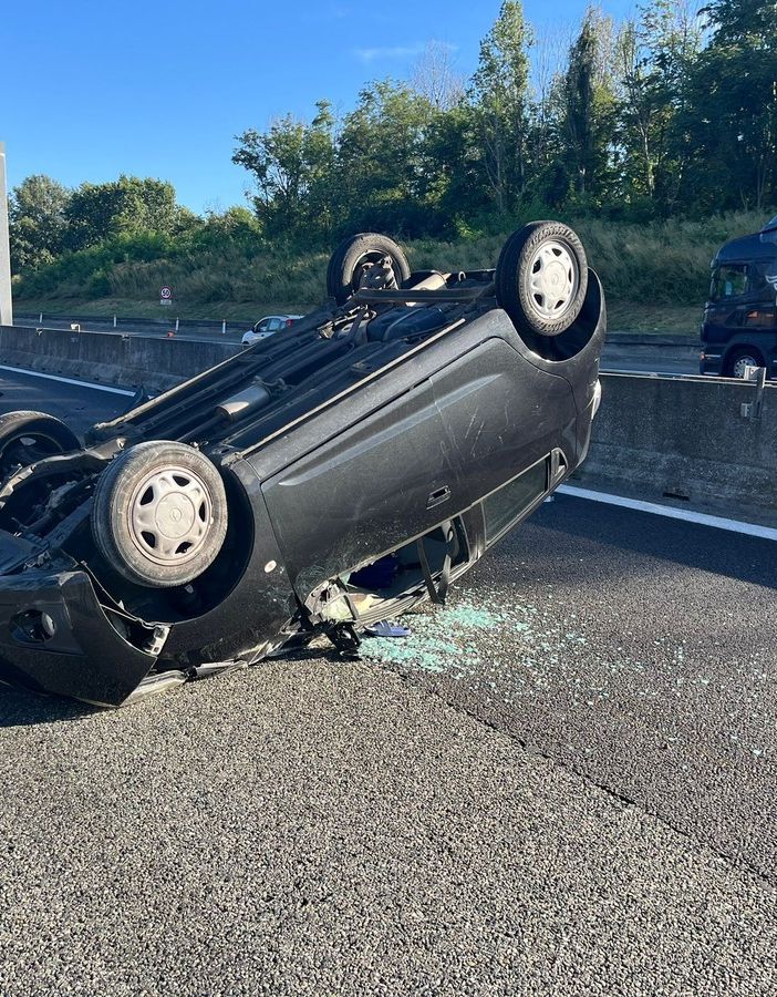 Paura in tangenziale: auto si ribalta sulla corsia di sorpasso, tre feriti tra cui un bambino