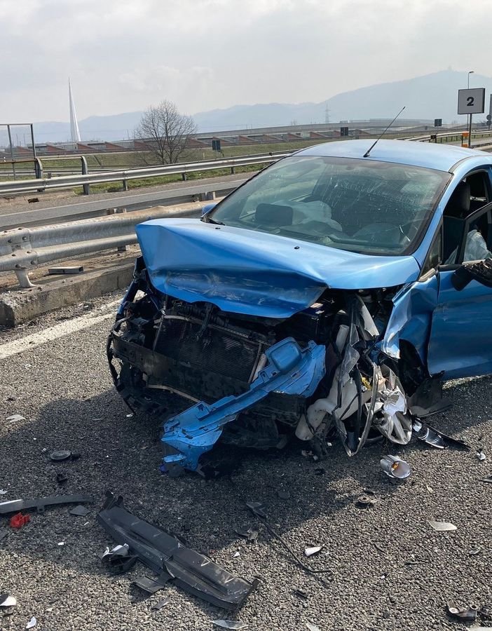Paura in tangenziale: auto ribaltate o mezze distrutte, fortunatamente i feriti non sono gravi