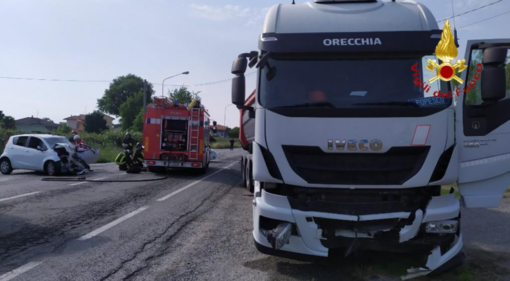 Schianto tra auto e tir ad Alice Castello: morta una donna di Orbassano
