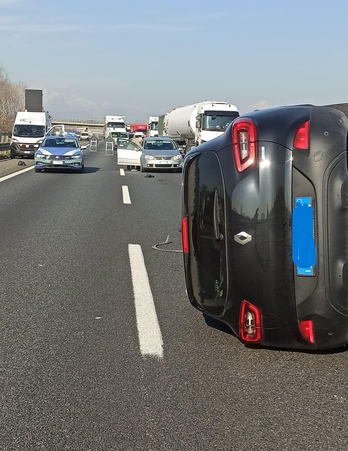Auto si ribalta, traffico paralizzato sulla tangenziale sud