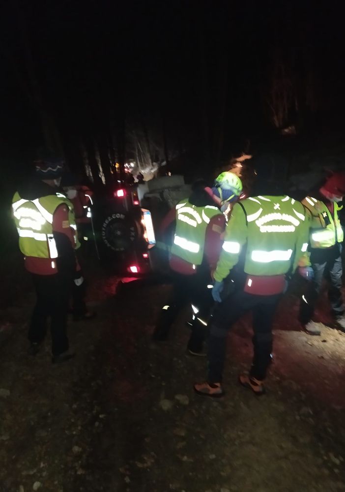 Uomini del soccorso alpino in azione