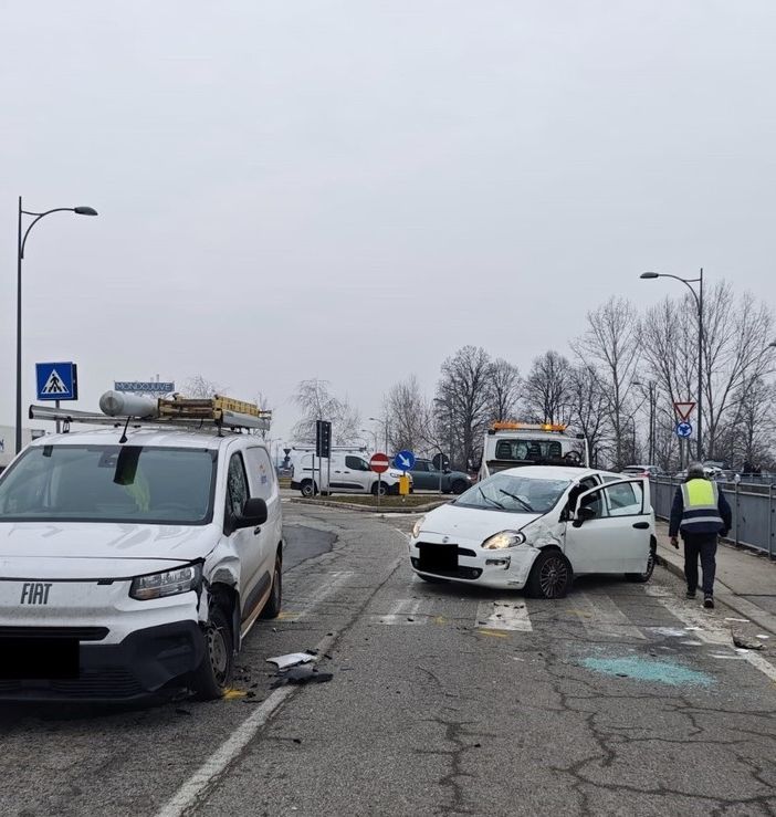 Brutto incidente in via Scarrone: traffico paralizzato a Nichelino