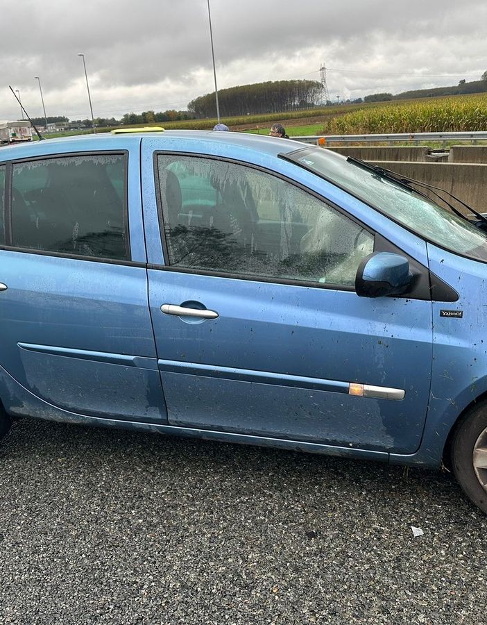 Auto precipita per 15 metri giù da una scarpata a Pian Munè di Paesana: miracolata la coppia di Pinerolesi a bordo