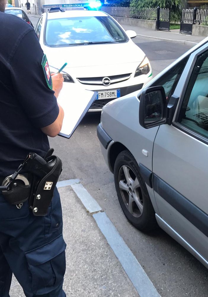 Nichelino, rubano una vettura e poi vanno a schiantarsi contro la rotatoria di via Cuneo
