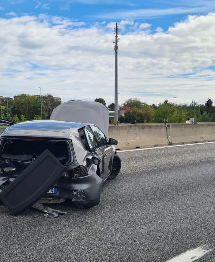 Incidente a Stupinig: due veicoli coinvolti e altrettanti feriti. Traffico in tilt sulla tangenziale Incidente a Stupinig: due veicoli coinvolti e altrettanti feriti. Traffico in tilt sulla tangenziale
