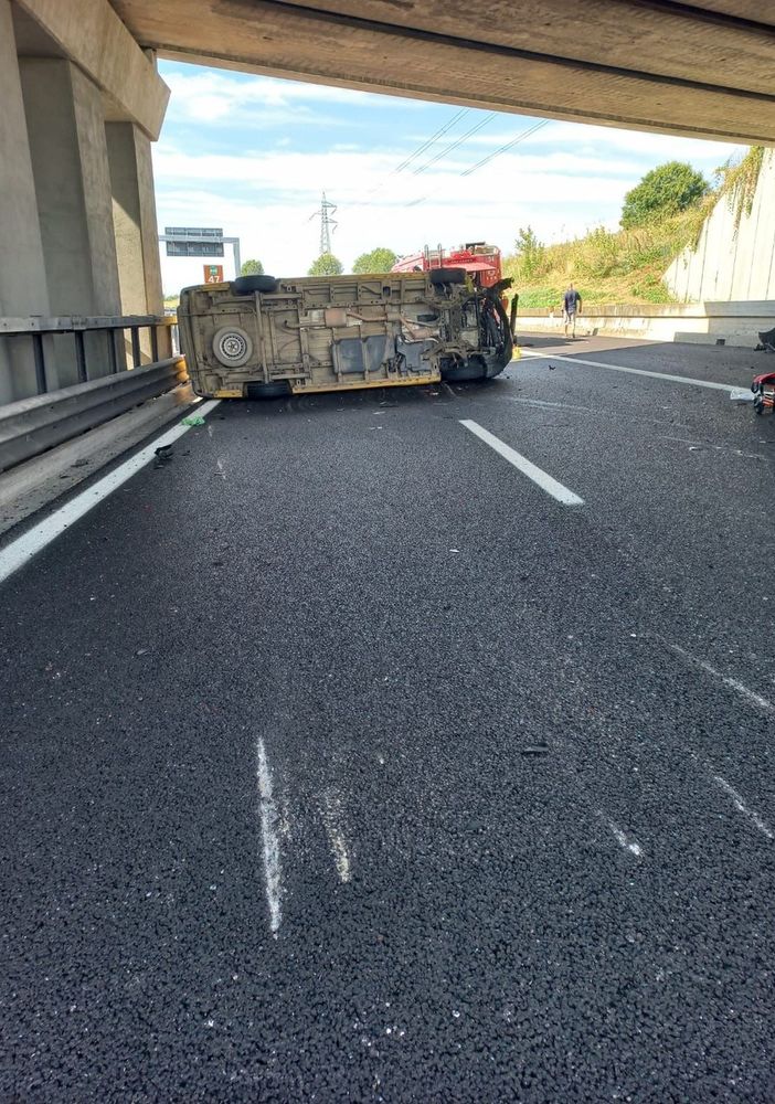 Auto ribaltata su un fianco dopo un incidente