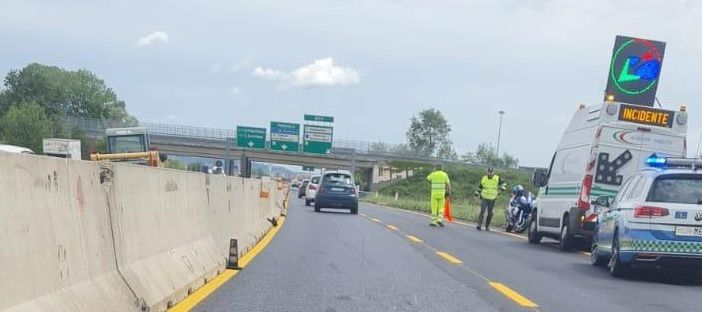 Doppio incidente in tangenziale, coinvolte anche due moto. Lunghe code verso Collegno e all'Interporto