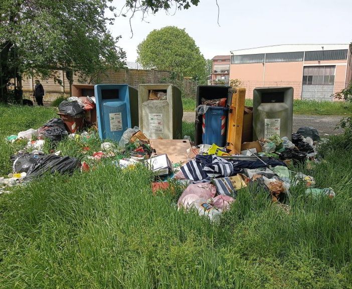 Nichelino, incivili trasformano il parco del Boschetto in una discarica a cielo aperto