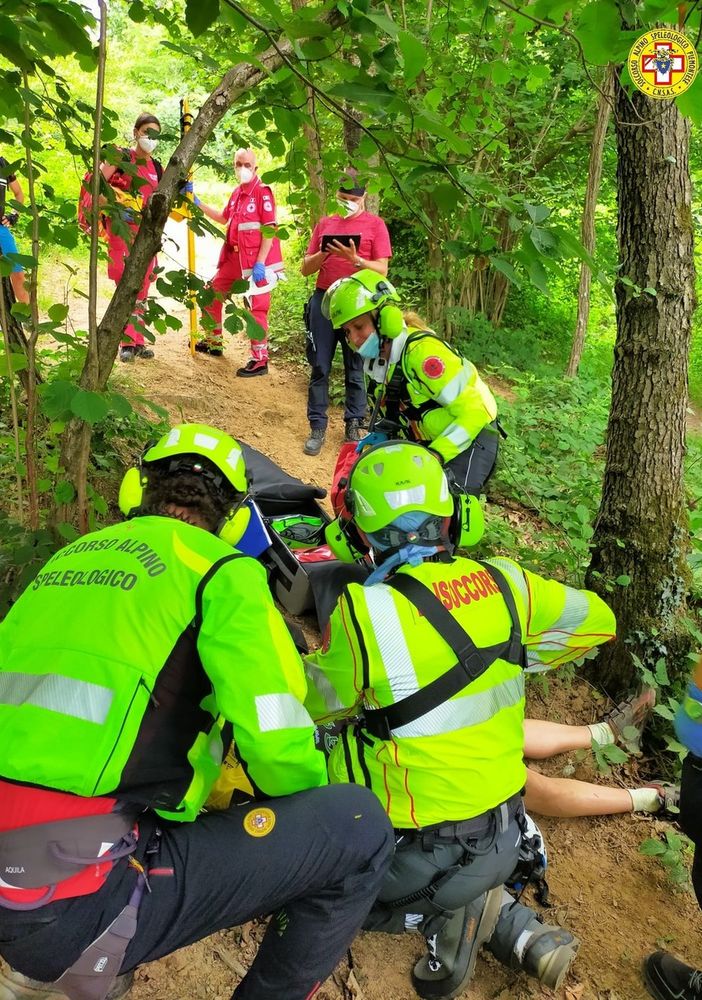 Cade dalla mountain bike sopra Giaveno: si sospetta l'interessamento della colonna vertebrale