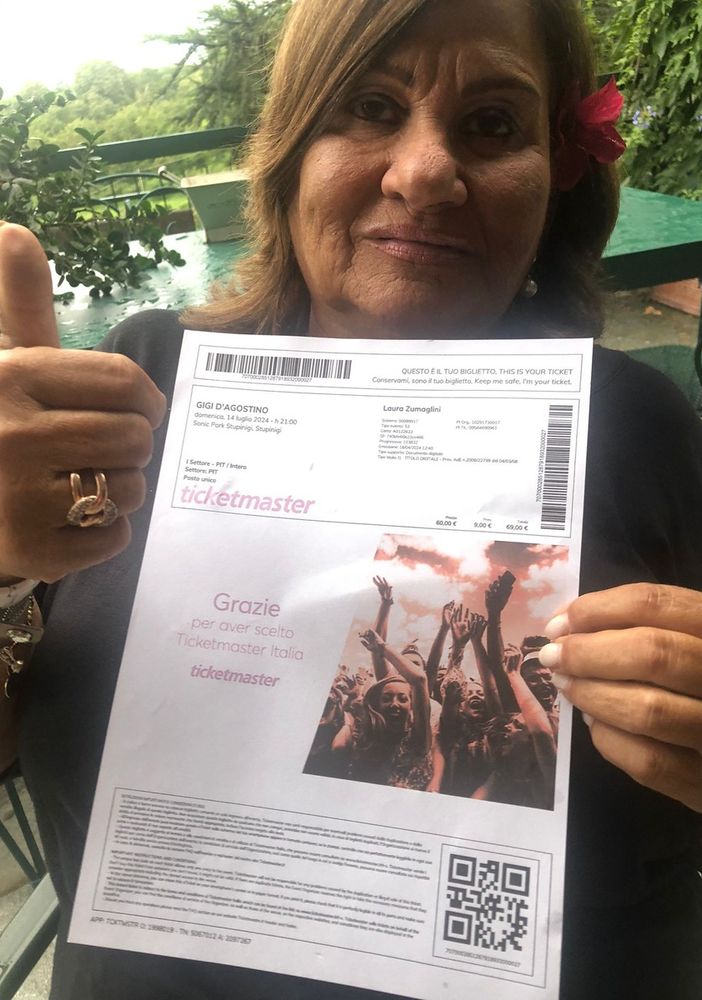 donna con biglietto