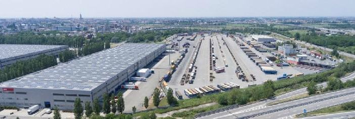 Polo logistico con camion parcheggiati e merci