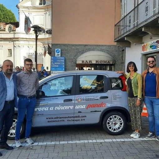 A sinistra il sindaco di Barge Ivo Beccaria con la Fiat Panda Ibrida, primo premio della lotteria del distretto 'La Via delle 5 - Terre da scoprire' che coinvolge Bagnolo Piemonte, Cavour, Villafranca Piemonte e Vigone