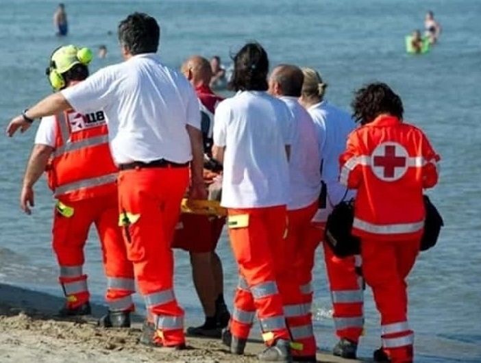 malore in spiaggia - foto di archivio