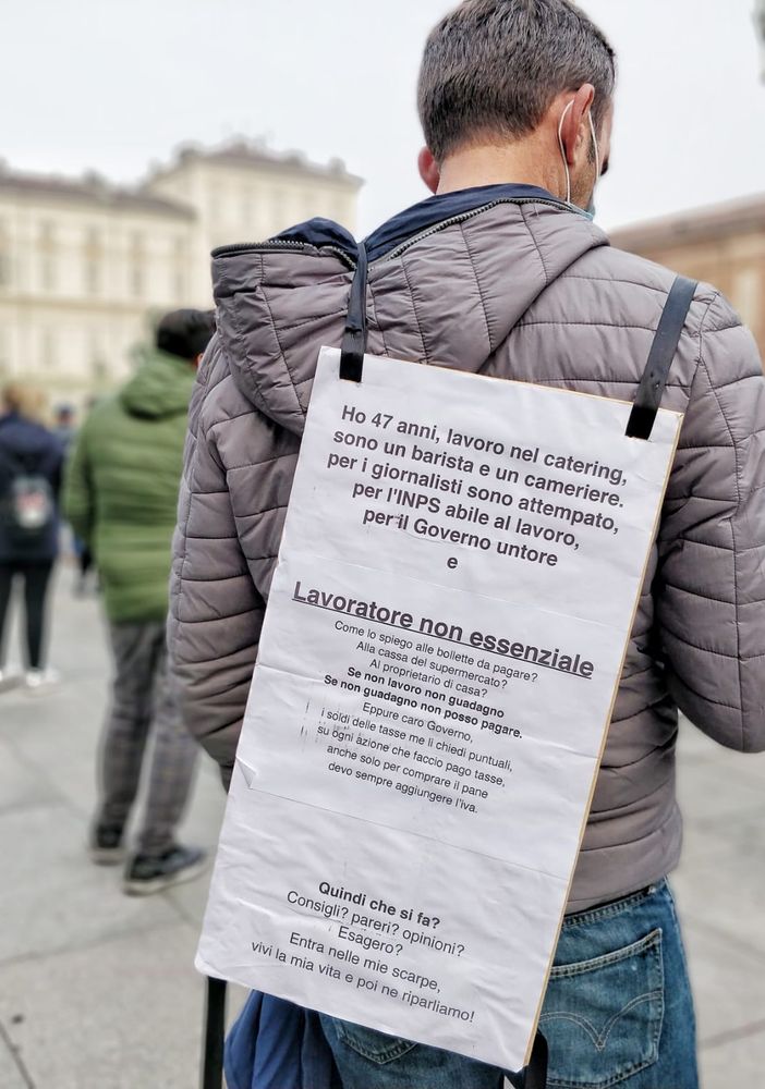Manifestazione di persone in piazza Castello
