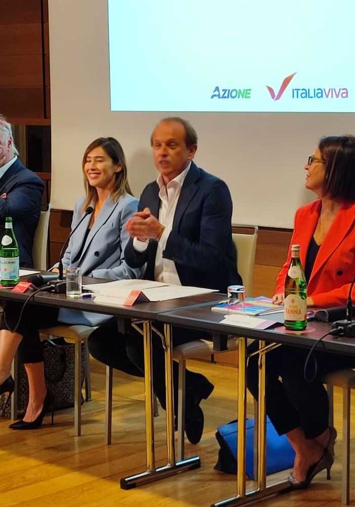 maria elena boschi a torino