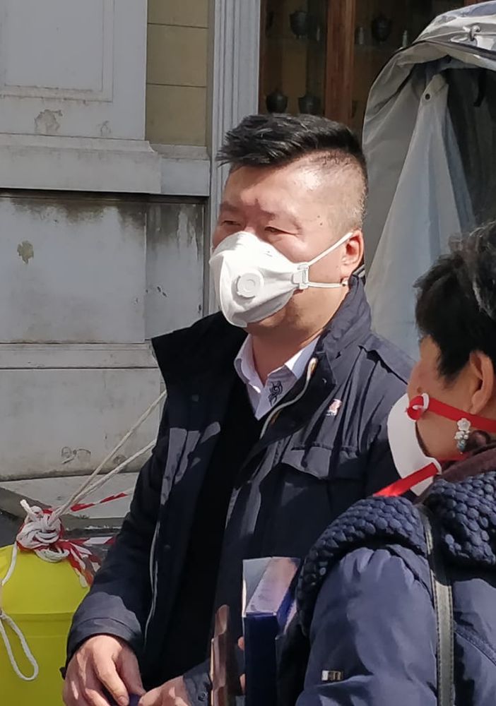 Comunità cinese dona mascherine alla Città della Salute, ma la foto di gruppo è un cattivo esempio