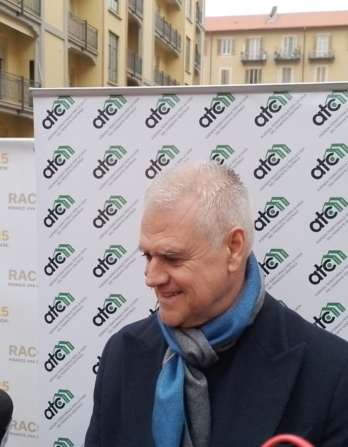 Paolo Zangrillo davanti a cartellone Atc