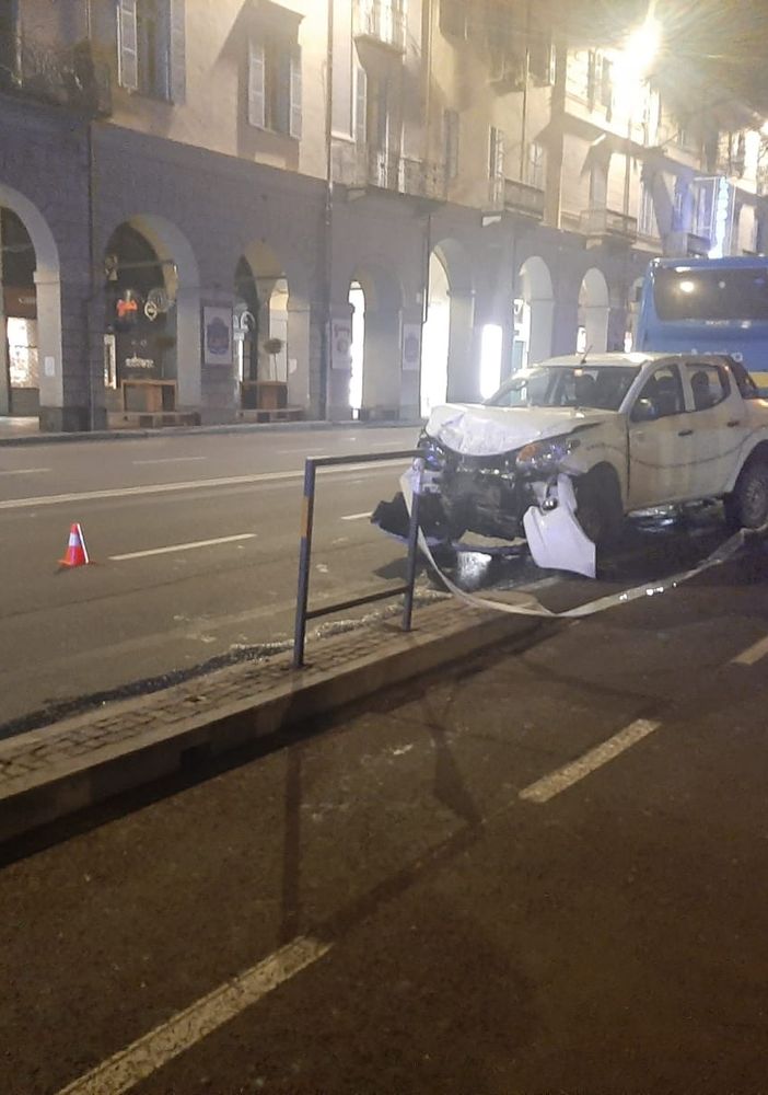 Incidente tra due auto in pieno centro a Pinerolo