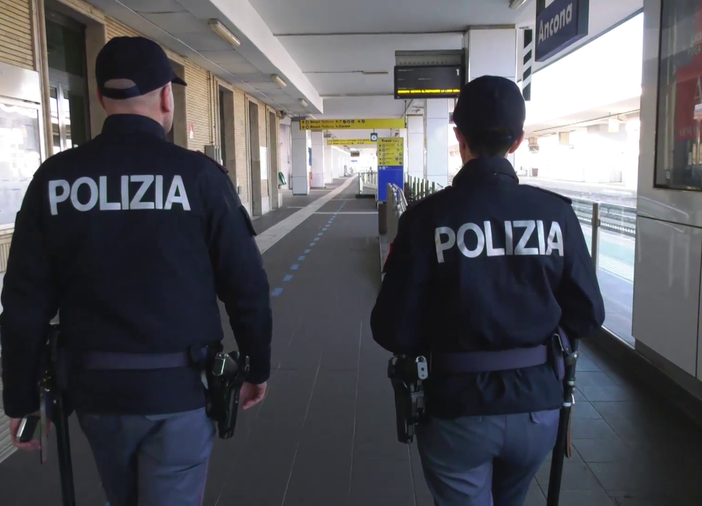 Pugno di ferro su treni e nelle stazioni: nelle vacanze controllate 9.646 persone, 3 arresti