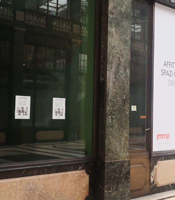 negozi chiusi e saracinesche abbassate
